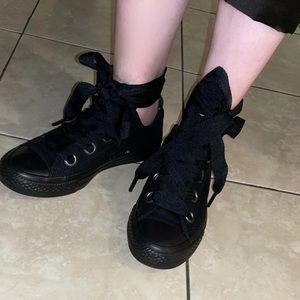 Converse low rise with a bow